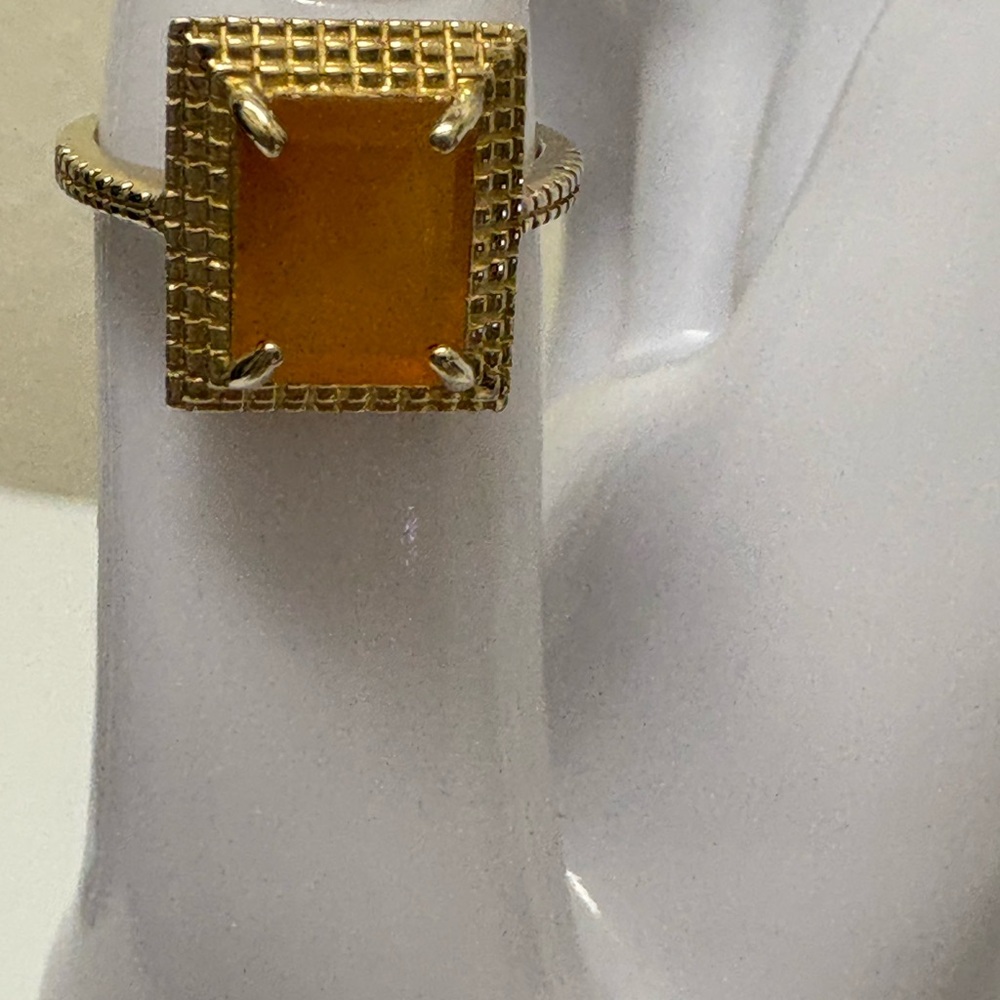Elegant 2.5 ct Fire Opal Gemstone in 14kt yellow Gold